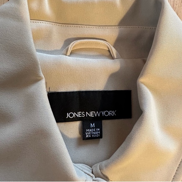 Jones New York Tan Trench Coat Jacket, size Medium π§₯ - Picture 3 of 13